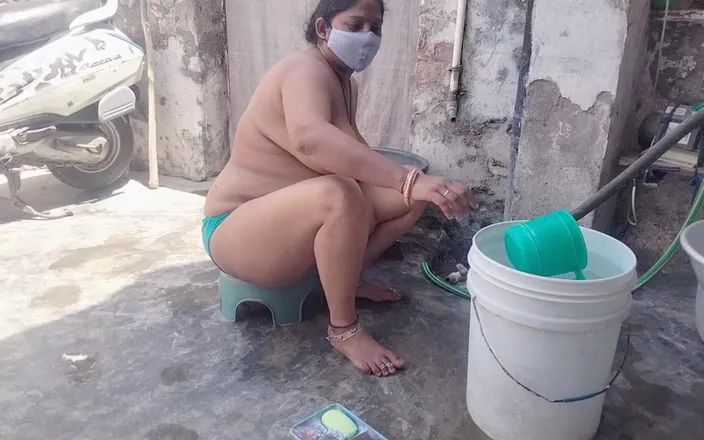Yourgeeta8899: Indian Bhabhi's Hot Video While Bathing
