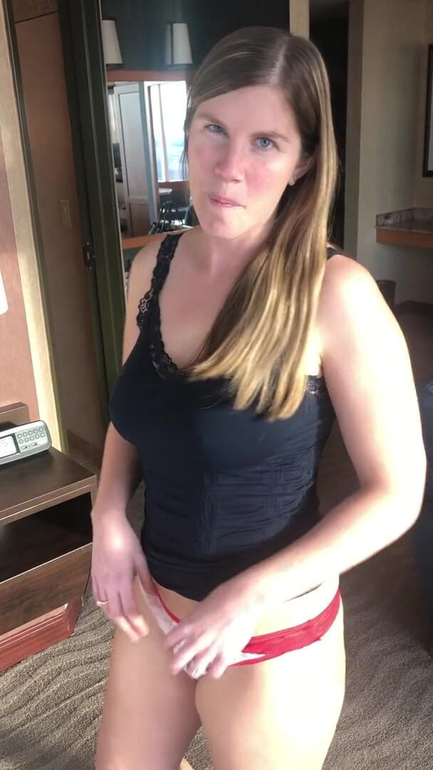 Lisa Brooks: Hot wife masturbating to a leg twitching orgasm.