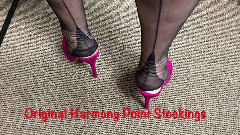 Mr MF: Mme pieds matures avec des bas originaux entièrement en mode