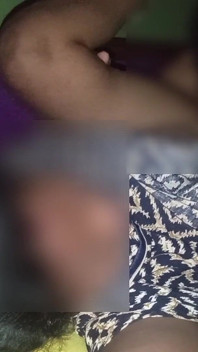 Min desi fru låter mig inte gå på sängs. Jag slickar fittan på en sexig indisk byfru