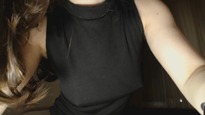 MyClearSky: Elle trait ses seins à travers une robe noire
