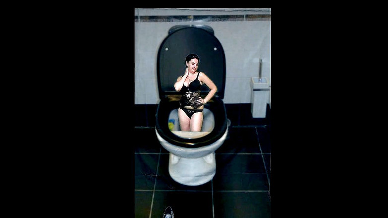 Sexy Milf: केट अपने शरीर के हिस्से से नाचते हुए खुद को शौचालय में फ्लश कर रही है