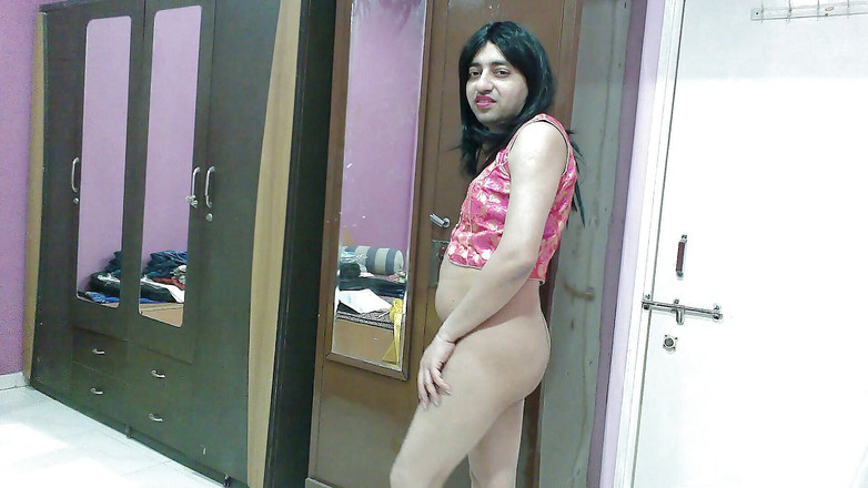 Cute & Nude Crossdresser: प्यारी बहिन क्रॉसड्रेसर फेमबॉय स्वीट लॉलीपॉप शादी के लिए पारंपरिक पोशाक की कोशिश कर रही है।