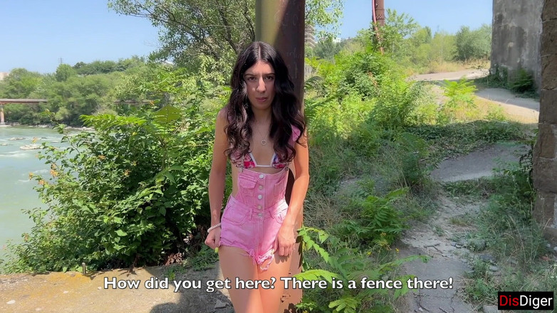 Dis Diger: fille attrapée sur une maison abandonnée et vers un