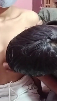 Je ne peux pas m’empêcher de baiser ma demi-sœur à gros nichons dans son lit, vidéo virale