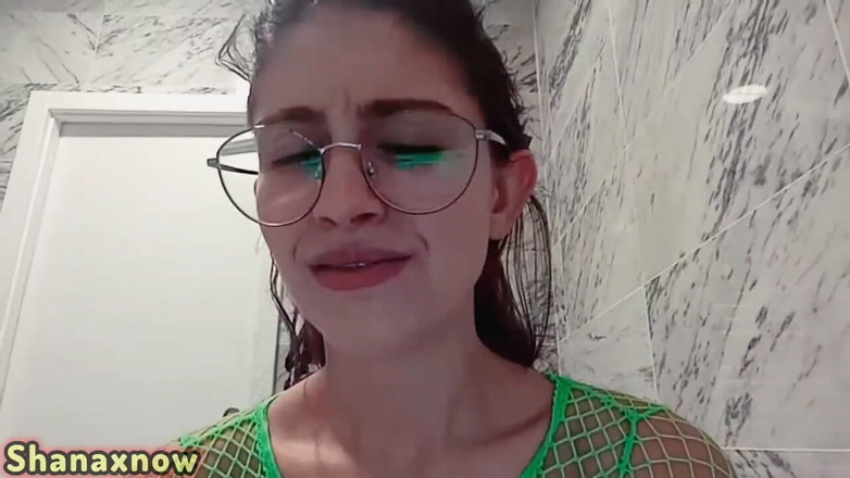 Shanaxnow: Khạc nhổ vào con cặc của bạn đi tiểu hai lần...