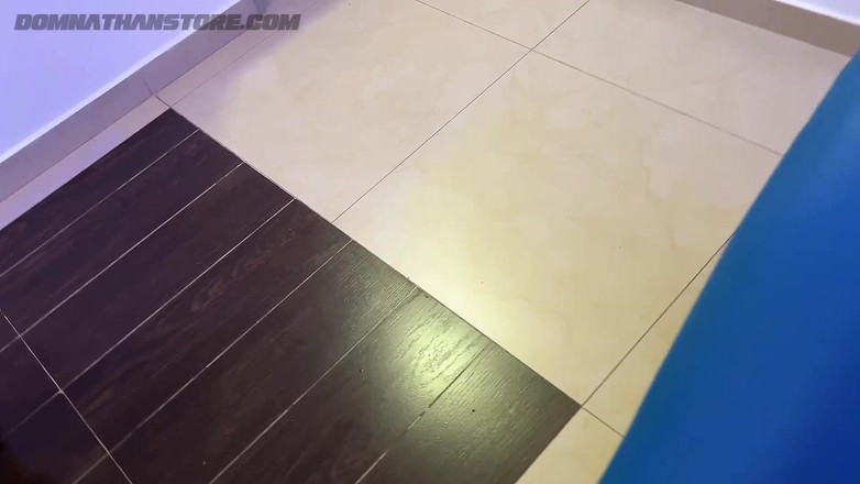 Smoker Master: Uctívání nohou Submisivní otrok polyká tekutiny