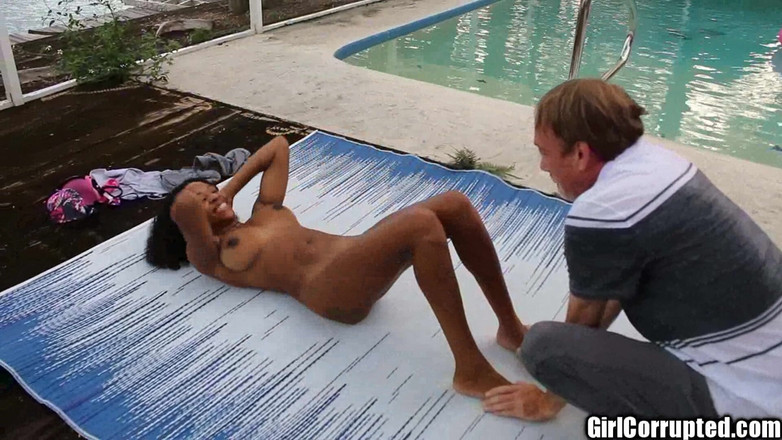 Girl Corrupted: Ateşli siyah memeli ivy pis edepsiz d destesinde çıplakı ayırıyor!