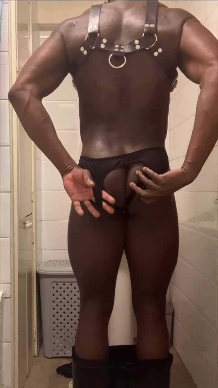 XXL black muscle butt: Xxl gespierde kont kort