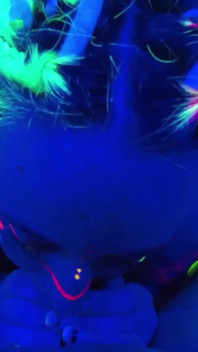 Keseronokan Blacklight dengan Melanie Sugar