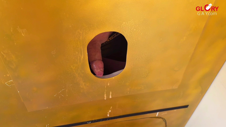 GLORYHOLEGAYS: Sadece elle muamele ama ben duvar deliğinde daha fazlasını istedim...