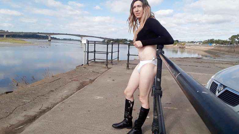 The Midnight Minx: 岸壁でくつろぐ