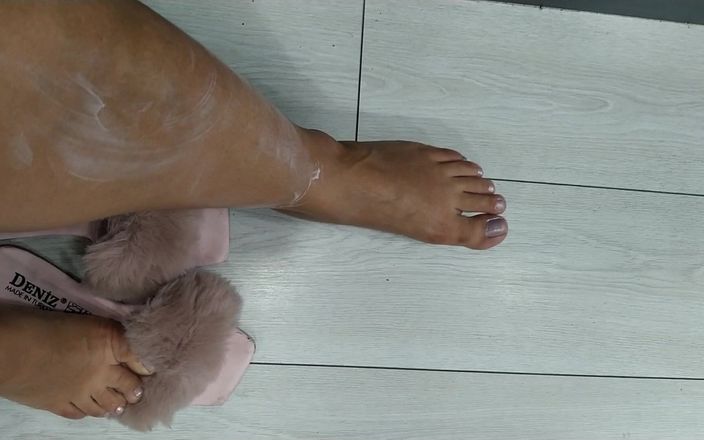 Feet fetish Nikita: Mama sexy Nikita pune cremă pe picioarele ei fierbinți într-un magazin...