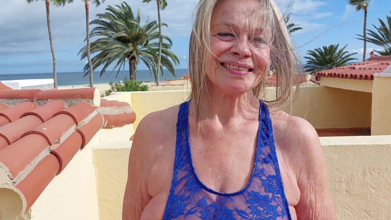 martinawest: Martina West穿着透明的蕾丝身体取悦自己