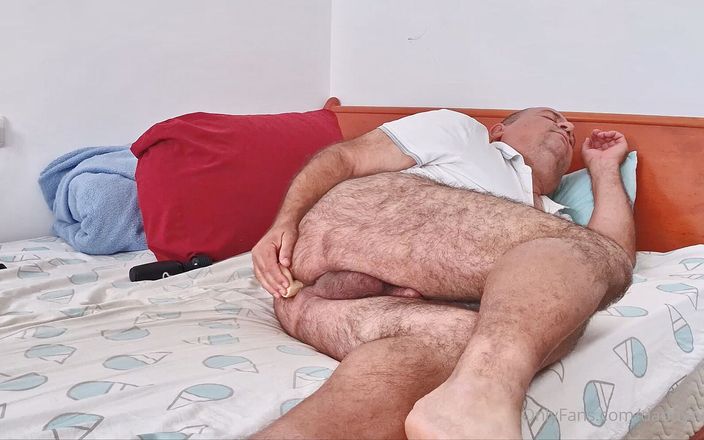 Ilovetobenaked: Orgasmo super intenso enquanto eu chupo um vibrador e outro...