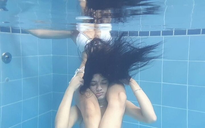 FetishKing: 극도의 수중 제어 - 완벽한 엉덩이 크기 조정