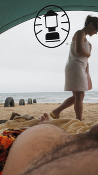 O jee!! Mijn lul wordt getoond. Willekeurige seks op het strand met een vreemde, in een transparante tent.