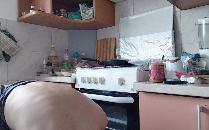Mirsur: 性感继母在厨房里赤身裸体，拉丁毛茸茸的阴户，大奶子，大屁股