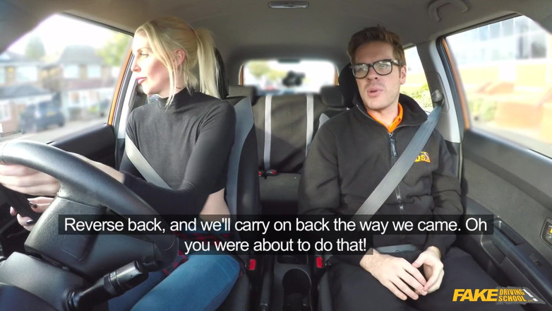 Fake Driving School: Fake Driving School - safada estudante motorista Lexi Lou faz garganta...