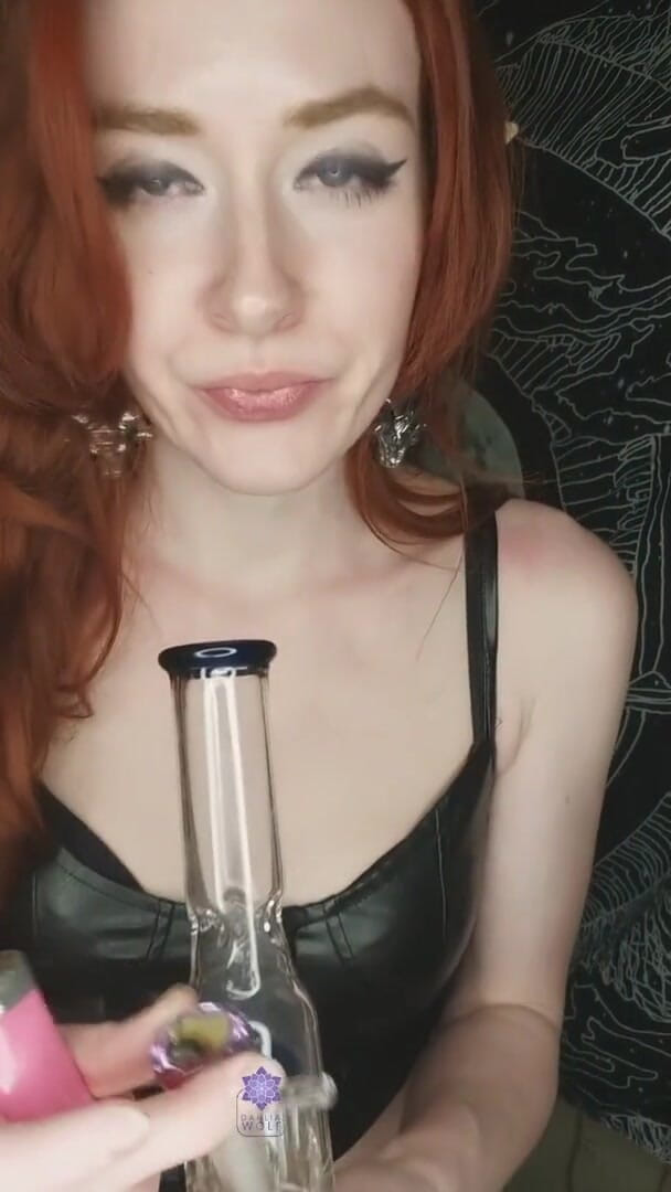Dahlia Wolf: Sexy elf smokes