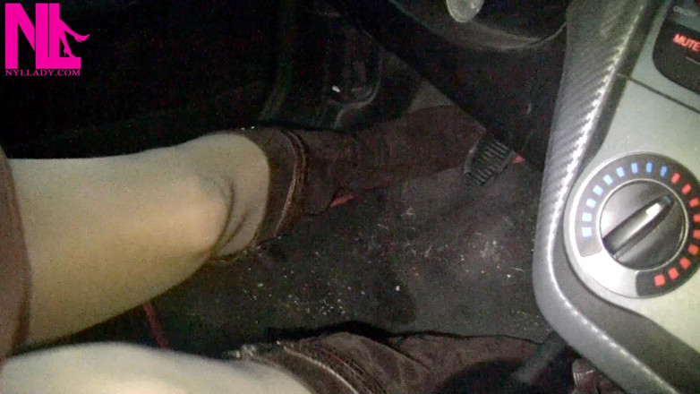 Nyllady: 누드 팬티 스타킹을 입고 버클링 펌프스를 입고 운전하기