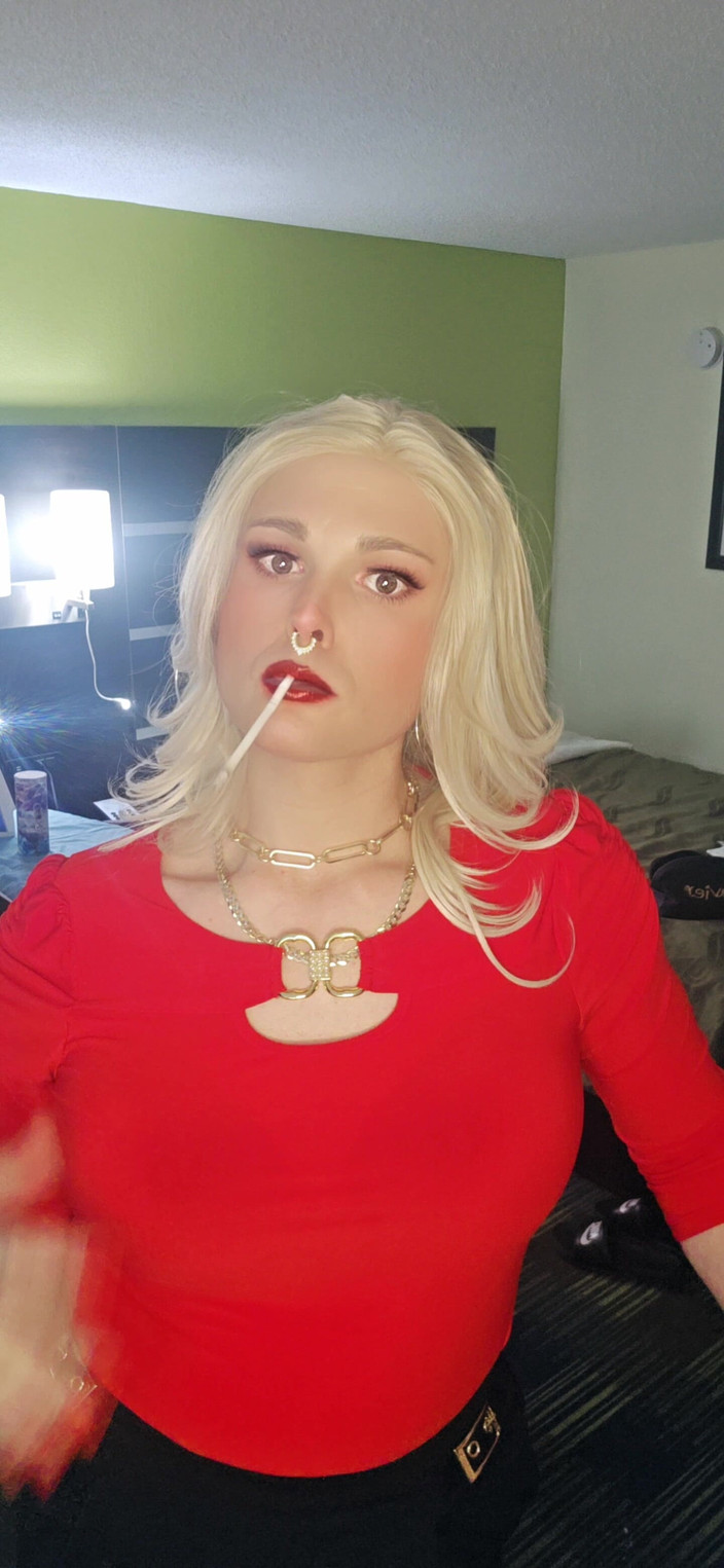 Darkfetish2k: Kylie Rey（）她很糟糕，她最热辣的吸烟恋物癖