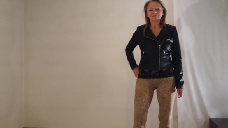 martinawest: Grandma Is Sexy in Her Leopard Leggings