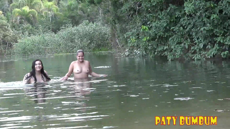 Paty Bumbum: 户外大学朋友之间的女同性恋性爱