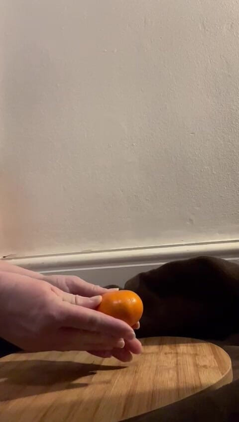 MeandMrs: Schiaccia i piedi nudi e arancione