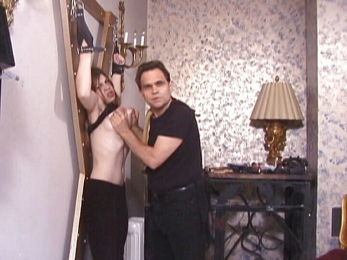 Vintage Fetish: Milf křičí, když jsou prsa tvrdě mačká, zatímco je bondage