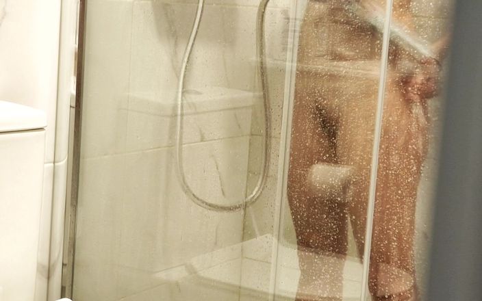 Glenn studios: Złapany na masturbacji pod prysznicem