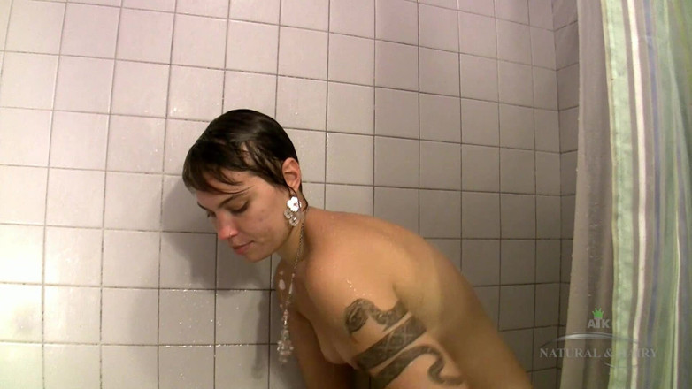 ATK Hairy: Artemisia je krátkovlasá přírodní kočička a začíná tento klip chcaním...