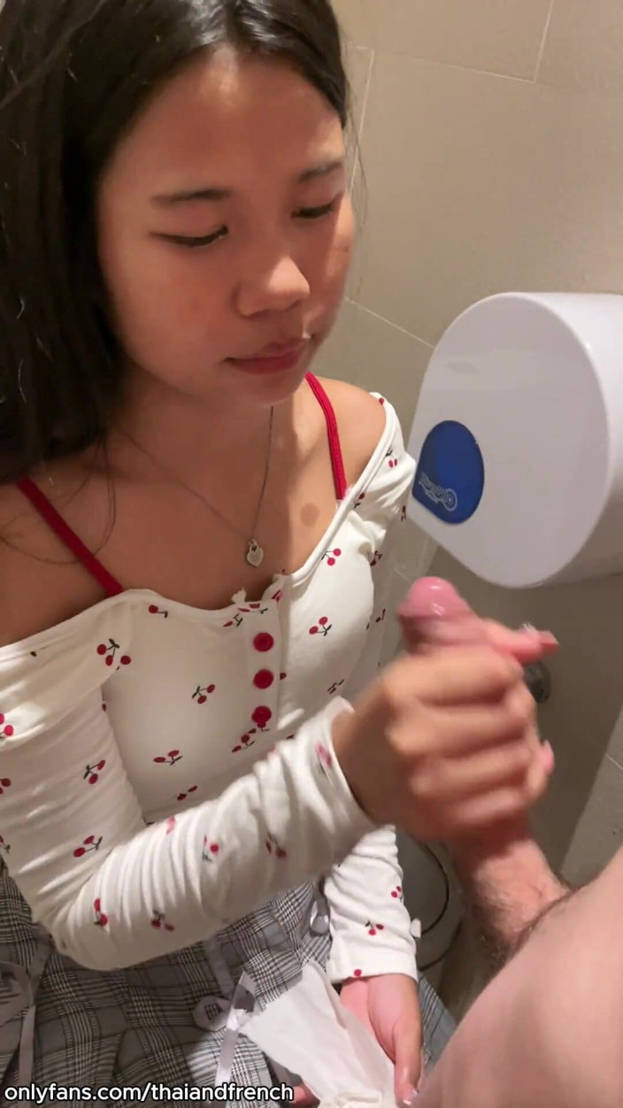 ThaiAndFrench: 18 Years Old Asian Suck Me in Public Restroom