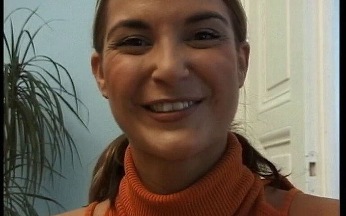 Tabu Film: Đầu tiên cô ấy hút thuốc, nói chuyện với chúng tôi...