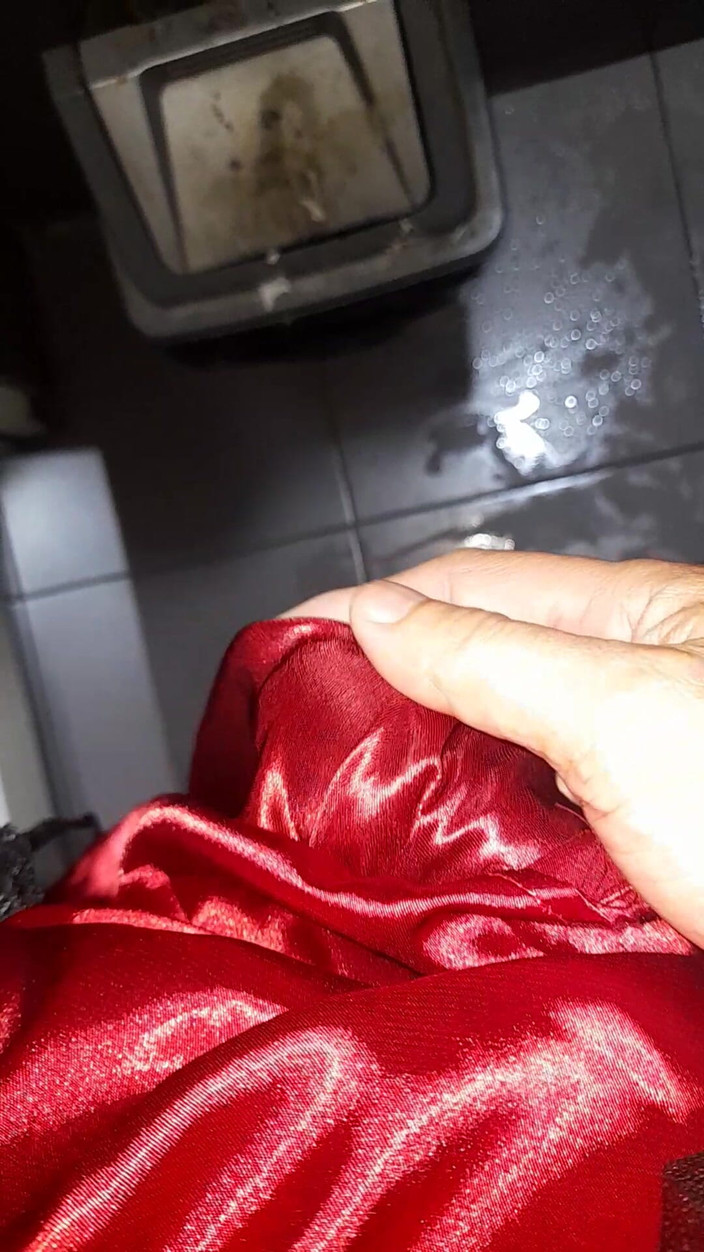 Naomisinka: Xuất tinh bên trong lớp lót lụa satin từ chiếc...