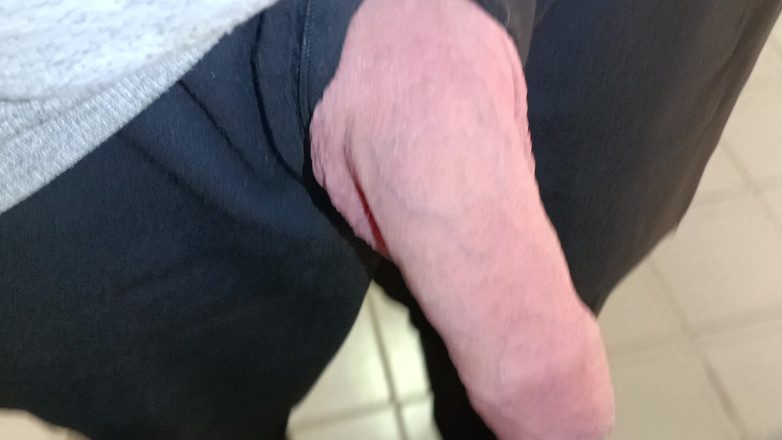 Rockardglans: Pisualarda iki yük yakın çekim büyük yarak mastürbasyon yapıyor ve açık...