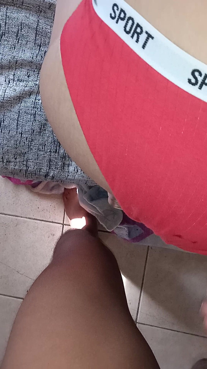 E-Alfa: 彼女のパンティーを下ろしました、私の隣人はとてもおいしいです