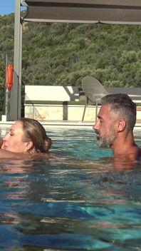 În culise, o mamă sexy complet naturală Julia North Underwater Soft în piscină