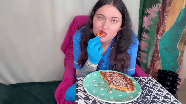 MissFFW: Y tá ffw ăn sau một ngày dài