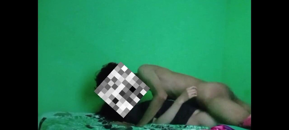 Famly sex: Moji dospívající spolužáci žádají o uspokojení, když je dům tichý