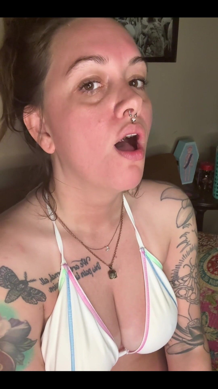 Chery Trees: Chery trees fuma in bikini