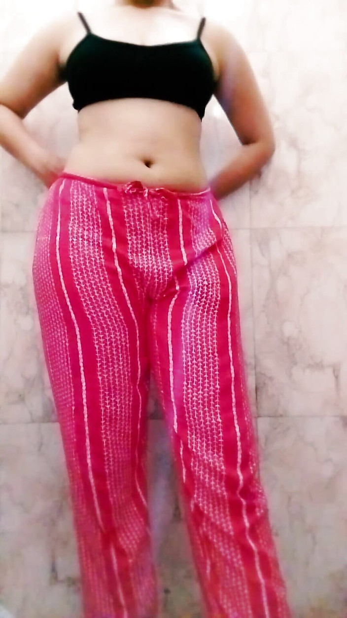 Riyathakur: 继妹在浴室里的性感身材被相机拍到