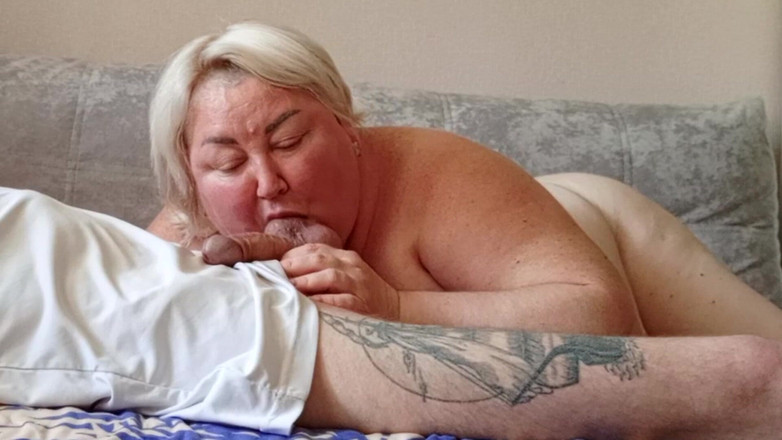 Zona901: Vino a una vecina masturbándose y la dejó chupar la...