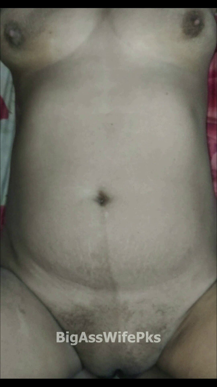 BigAssWifePks: Gospodină pakistaneză matură care își expune gaura strâmtă a curului țâțe mari...