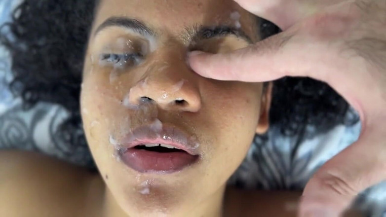 Igotthesauce: 丰满的青少年 Facefucked，吞下小便和巨大的颜射！