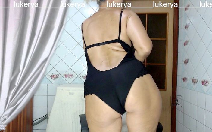 Lukerya: Lukerya Chatting v kuchyni v černém průhledném spodním prádle