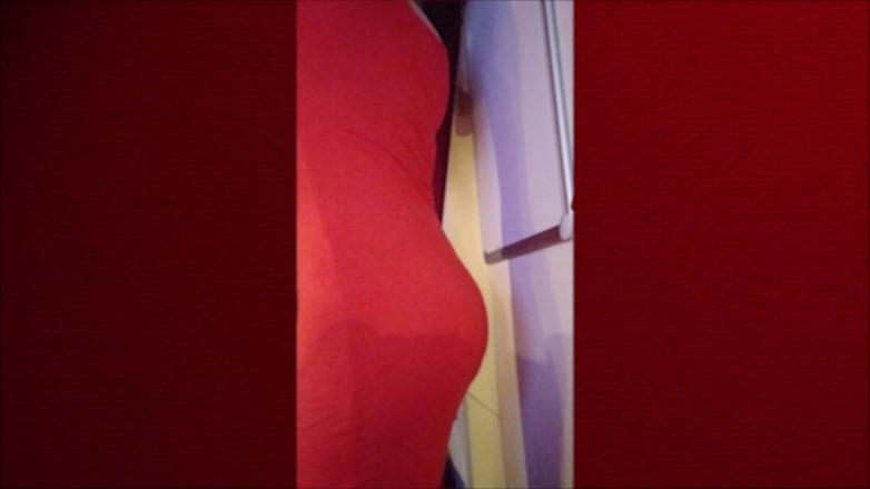 Joslin: Kadın kılıklı joslin kırmızı elbiseyle dans ediyor