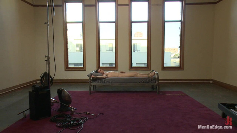 Men on Edge: Jantan panas Hayden Richards terikat dan berpinggir buat kali pertama