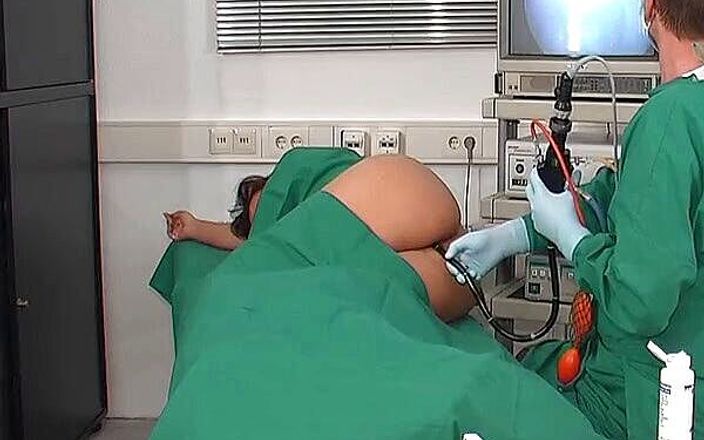 Rubber &amp; Clinic Studio - 1ATOYS: Jinekolog fetişi - kolonoskopi anal muayene