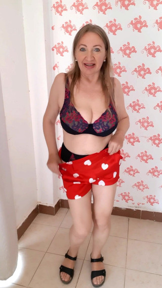 MariaOld: 温泉は熟女と巨大な自然のおっぱいはセクシーな下着でストリップショーを行います